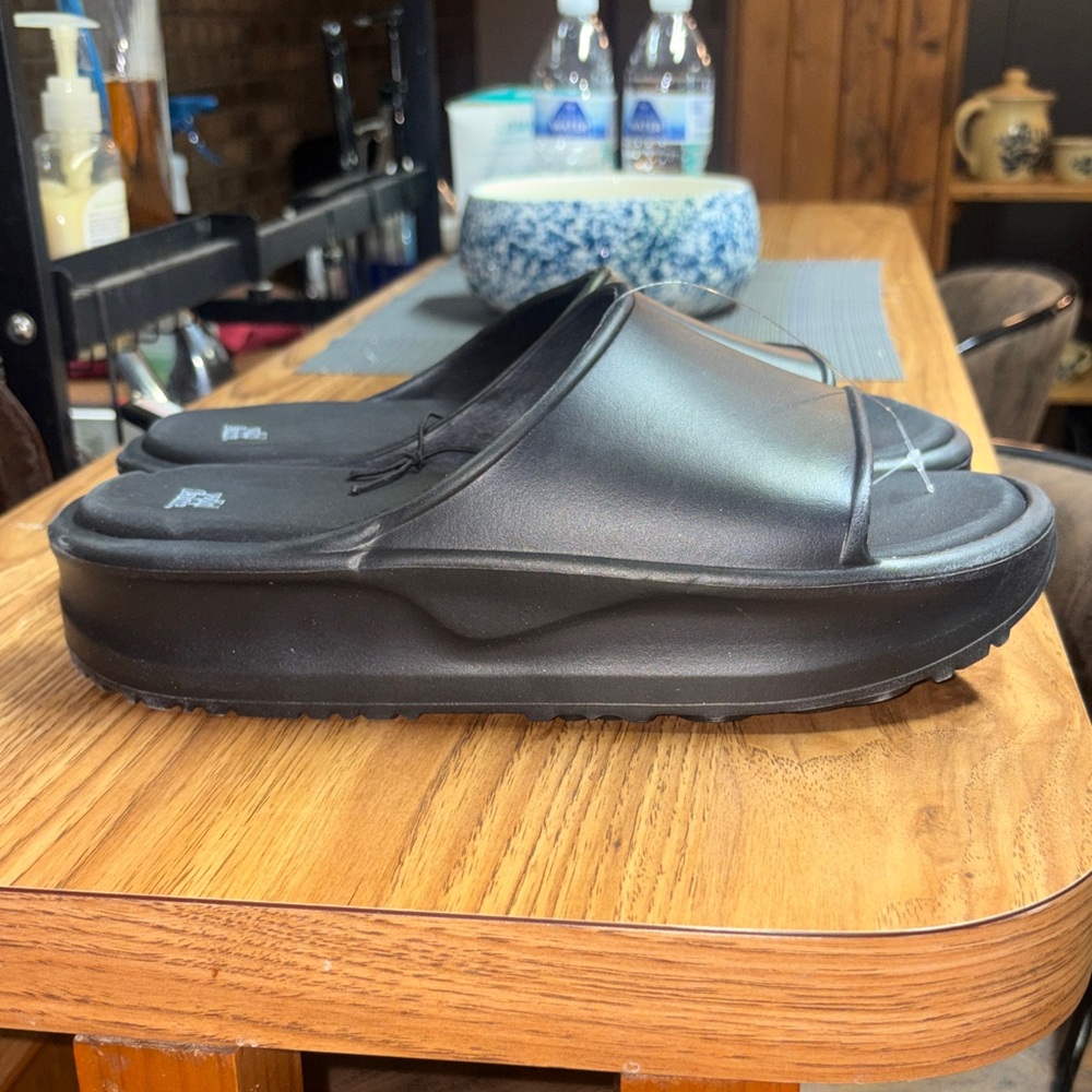 5/$10 New item… Wild Fable Classic Black Slide Sandals - Picture 2 of 2